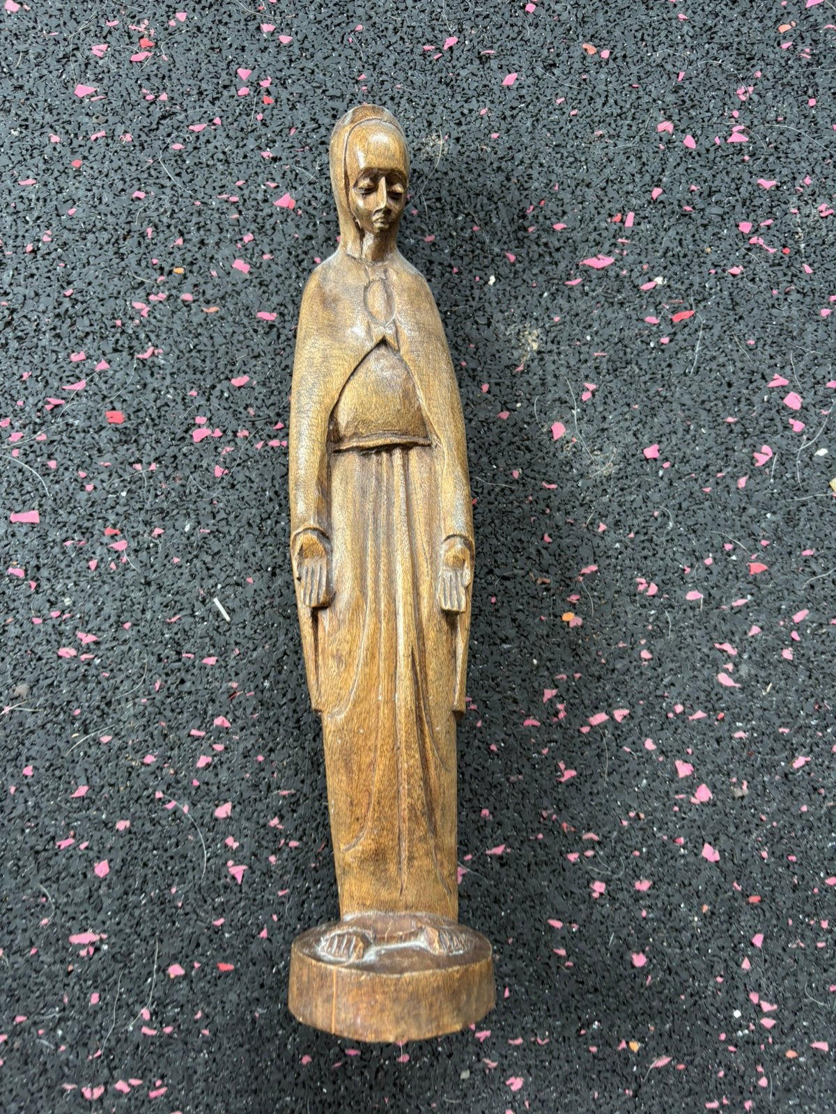 Handgesneden houten Mariabeeld – modernistische religieuze, Verzenden, Zo goed als nieuw, Beeld(je)