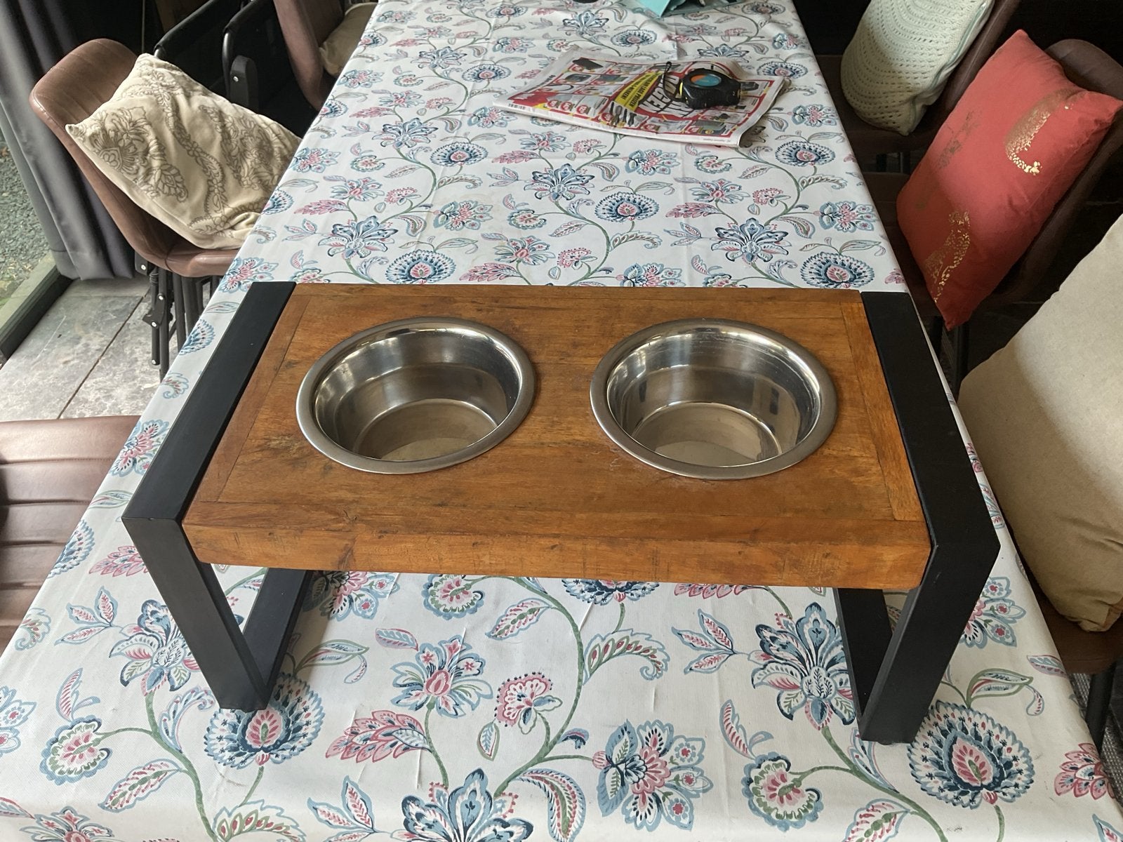 Honden voer- en drinkbak, Ophalen