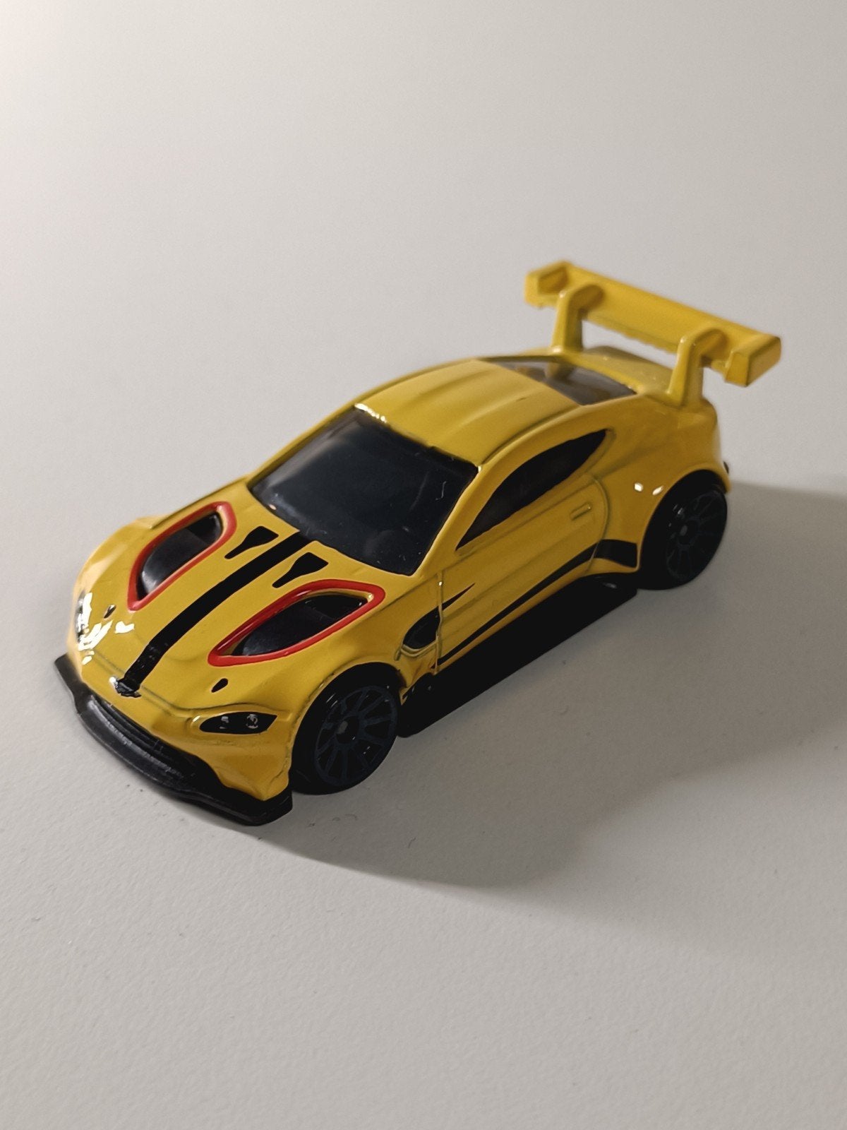 Hot Wheels Aston Martin Vantage GT3 - Geel, Ophalen of Verzenden, Zo goed als nieuw