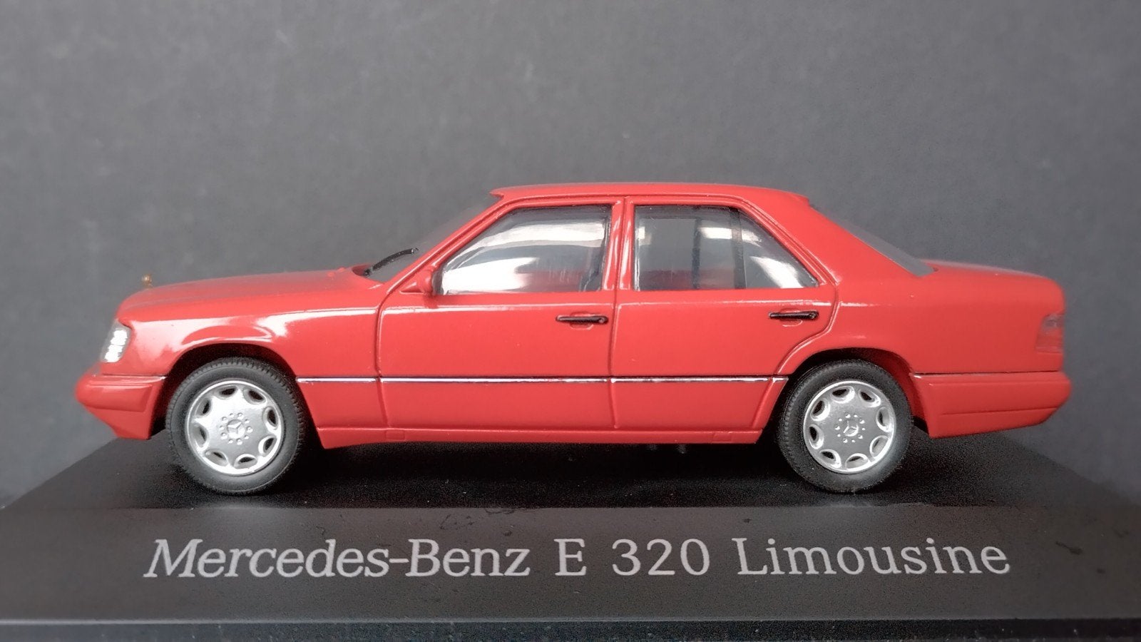 Mercedes Benz e Klasse w210 1:43 Herpa Pol, Hobby en Vrije tijd, Overige merken, Auto, ., Nieuw