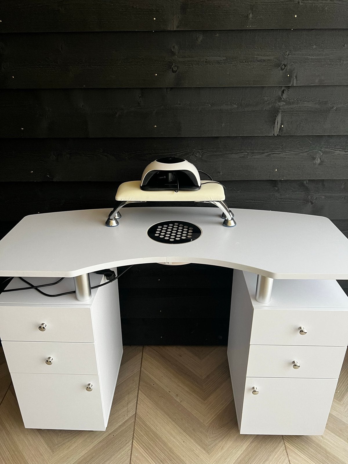 Nageltafel met afzuiging (wit), Nagels lakken