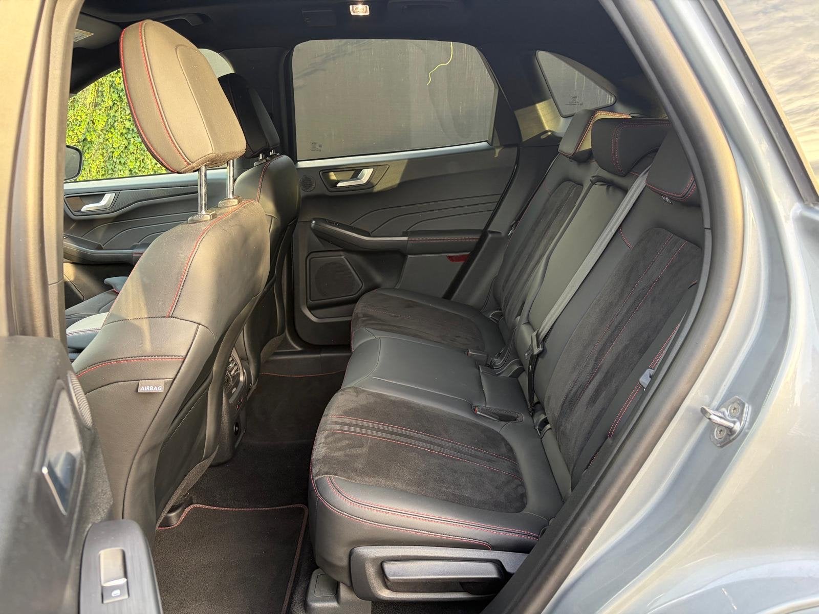 Foto 9 van Ford Kuga 2.5 PHEV St-line X Black Style | Trekhaak | Winter