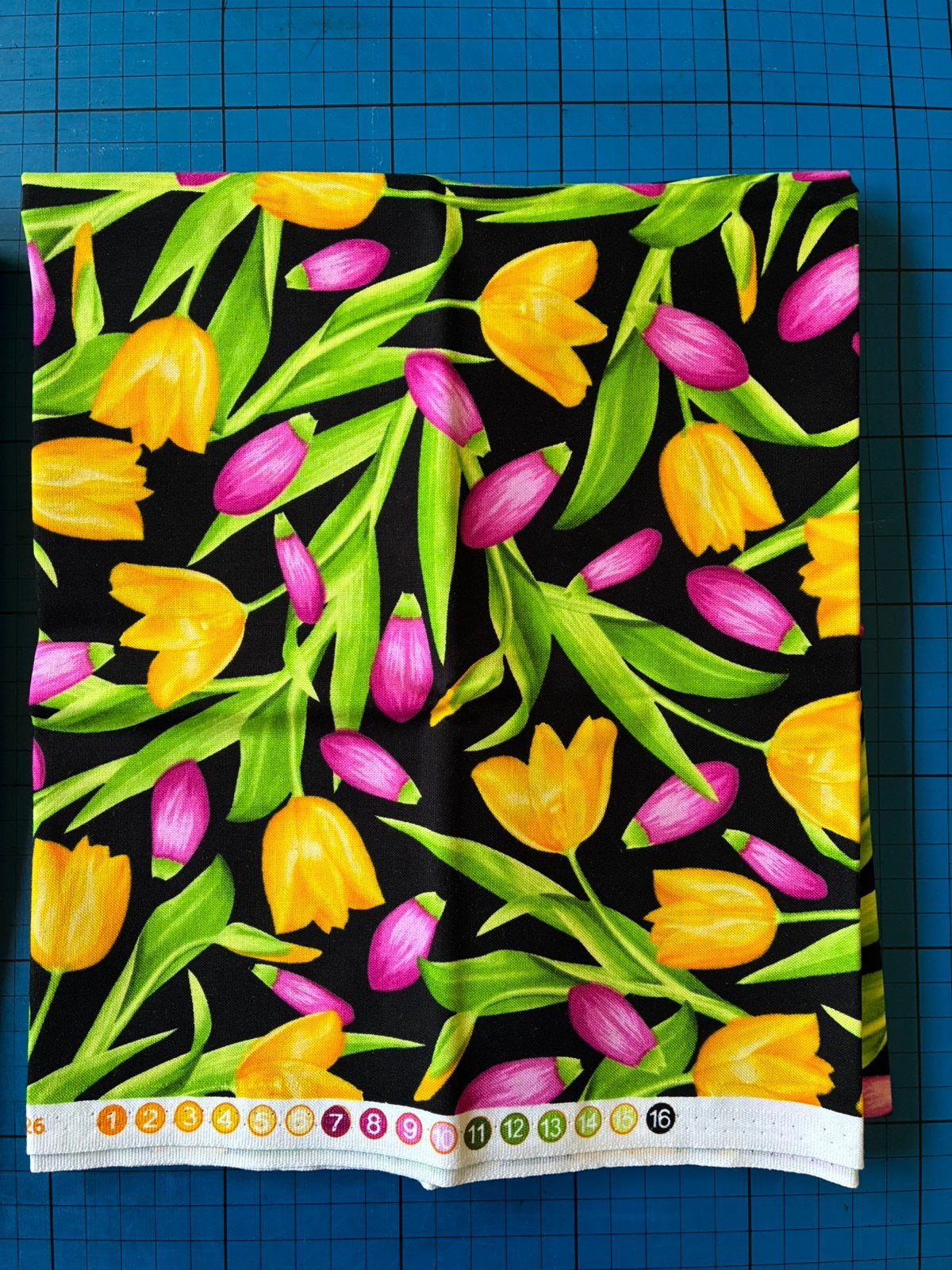 5 halve meters quiltstof met tulpenprint, Nieuw, Ophalen of Verzenden, 30 tot 120 cm, Katoen