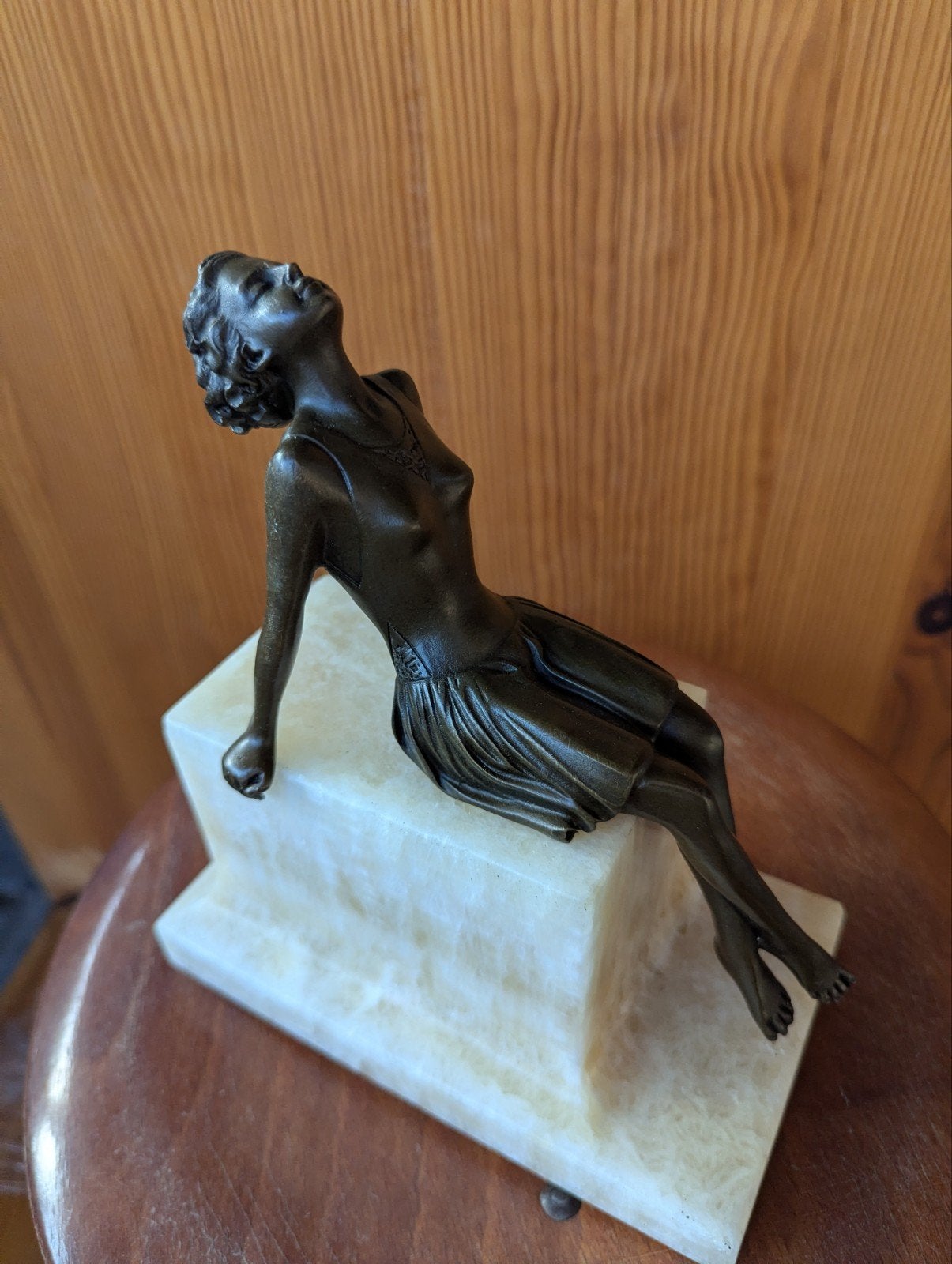 Art Deco  style bronzen beeld van een liggende vrouw, gesign, Ophalen of Verzenden