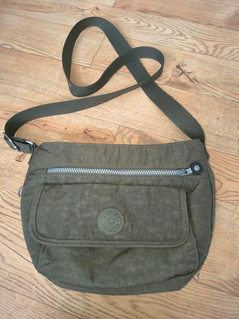 Kipling schoudertas leger groen met veel vakjes, Sieraden, Tassen en Uiterlijk, Tassen | Schoudertassen, Ophalen of Verzenden