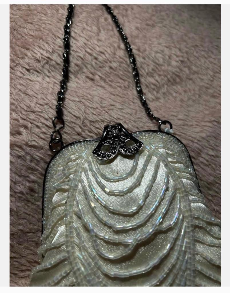 Vintage crèmekleurig Clutch met kraaltjes, bijz. sluiting, Antiek en Kunst, Curiosa en Brocante, Ophalen of Verzenden