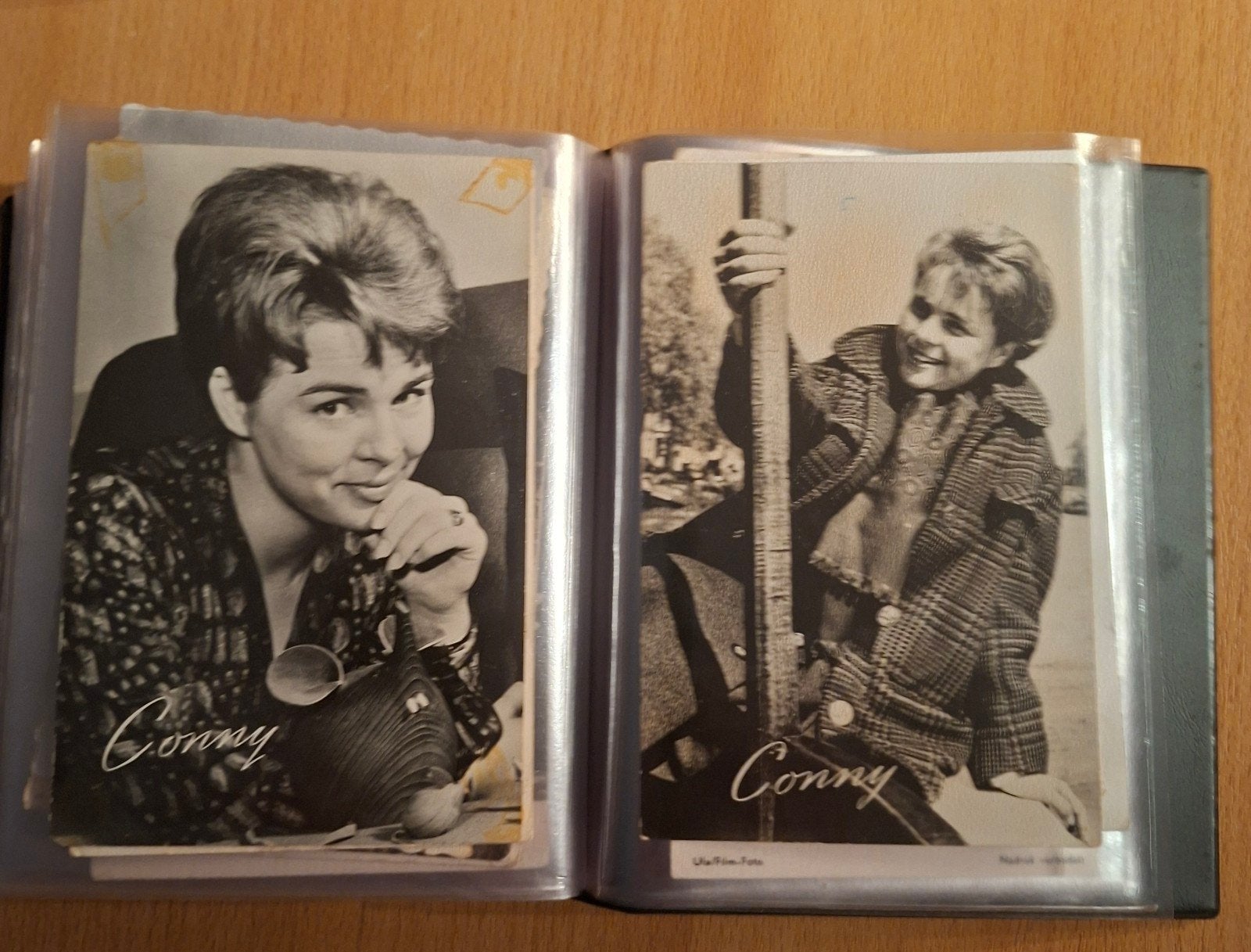 Mapje met foto kaarten Conny Froboess, Verzamelen, Ophalen of Verzenden, Voor 1940, Overige onderwerpen