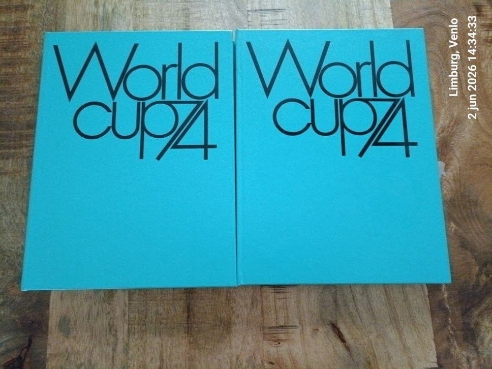 2 boeken WK voetbal 1974 - Officiële documentatie, Boeken, Ophalen, Gelezen, Organisatiecomité WK Voetbal 1974, Balsport