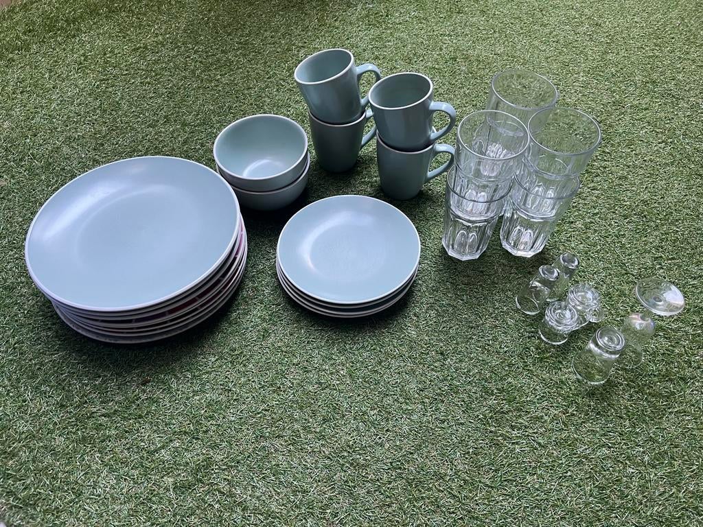 Gebruikte serviesset - Borden, kommen, mokken en glazen, Huis en Inrichting, Keuken | Servies, Ophalen, Gebruikt, Keramiek, Effen