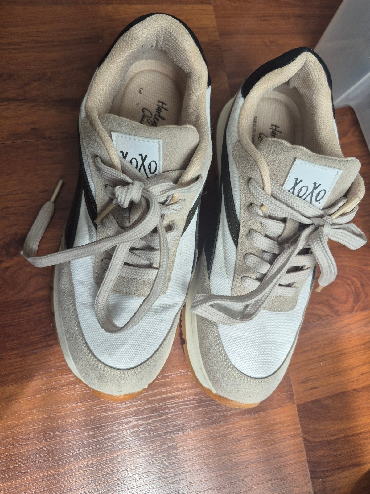 XOXO Harley Quinn Sneakers - Zo goed als nieuw, XOXO, Beige, Ophalen of Verzenden, Sneakers of Gympen