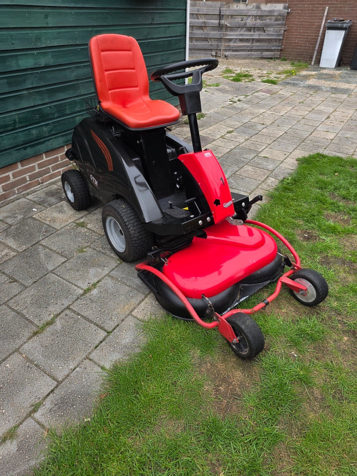 Foto 3 van GTM 1350 Zitmaaier - Krachtige Benzine Grasmaaier