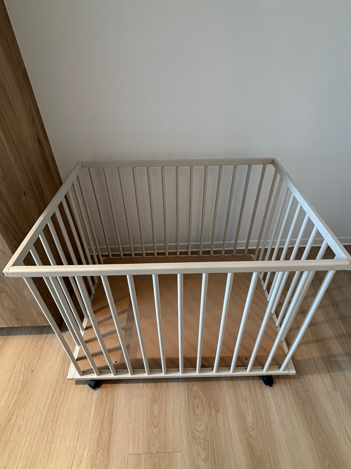 Europe Baby -  box met wieltjes zeer goede staat, Kinderen en Baby's, Ophalen, Zo goed als nieuw, Vierkant, In hoogte verstelbaar