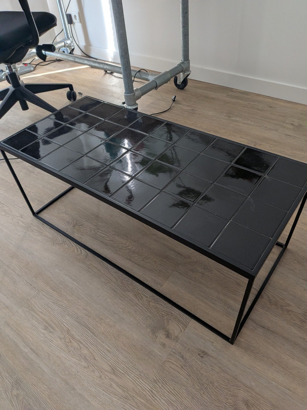 Zwarte salontafel met tegels - Modern design, Huis en Inrichting, Tafels | Salontafels, Ophalen, Minder dan 50 cm, Gebruikt, 100 tot 150 cm
