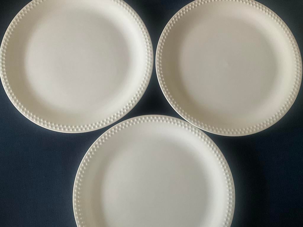 3 HEMA dinerborden /wit met bolletjesrand, Ophalen of Verzenden, Zo goed als nieuw, Bord(en), Overige stijlen