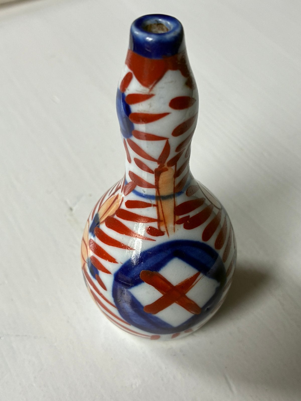 Imari vaasje Japan 1930 kobalt blauw ijzerrood miniatuur, Antiek en Kunst, Ophalen of Verzenden