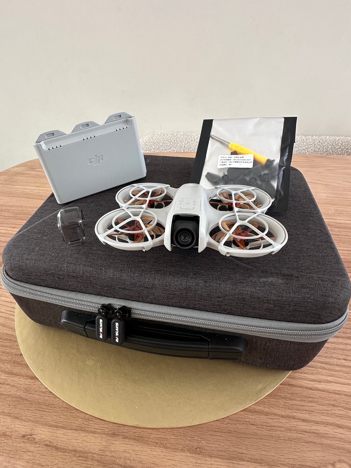 DJI Neo + 3 accu’s en hub ZONDER Googles en motioncontroller, Audio, Tv en Foto, Drones, 250 tot 900 gram, Cameradrone, Zo goed als nieuw