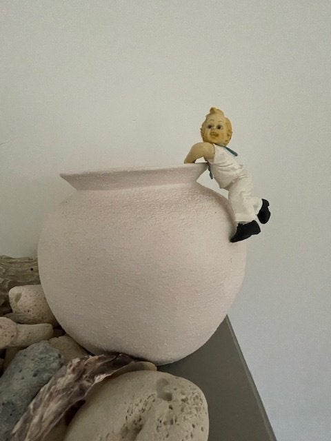 Klein beeldje matroos jongetje. Hangend aan pot. Noorwegen., Antiek en Kunst, Ophalen