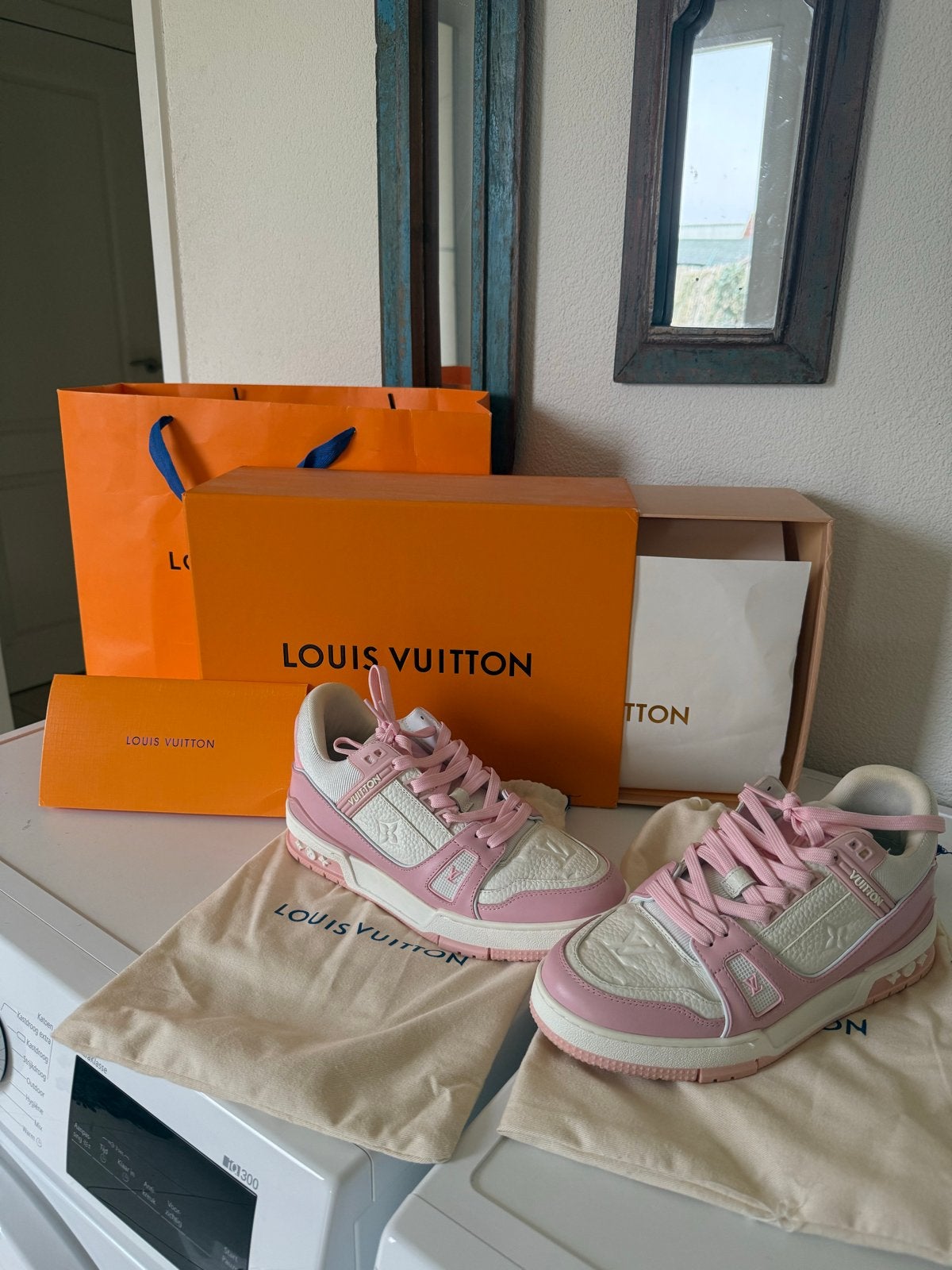 Gloednieuwe Louis Vuitton Sneakers - Roze en Wit, Ophalen, Nieuw, Roze, Sneakers of Gympen