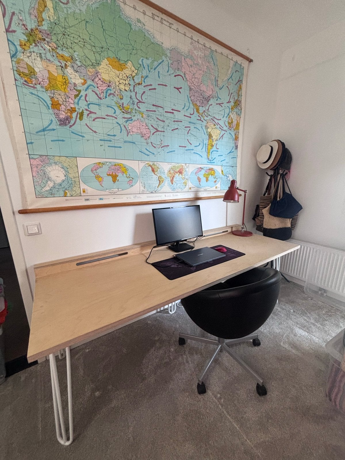 Modern houten bureau met haarspeldpoten en kabelgoot, Ophalen, Gebruikt, Hout, Kabelgoot