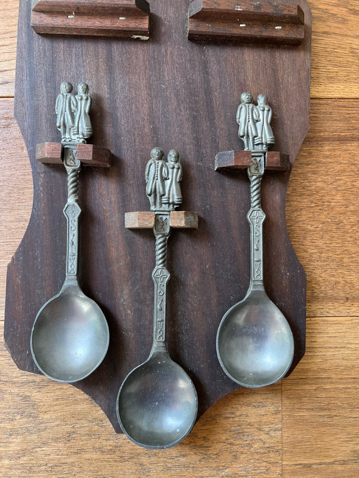 Vintage houten lepelrek met 3 tinnen lepels, Ophalen of Verzenden