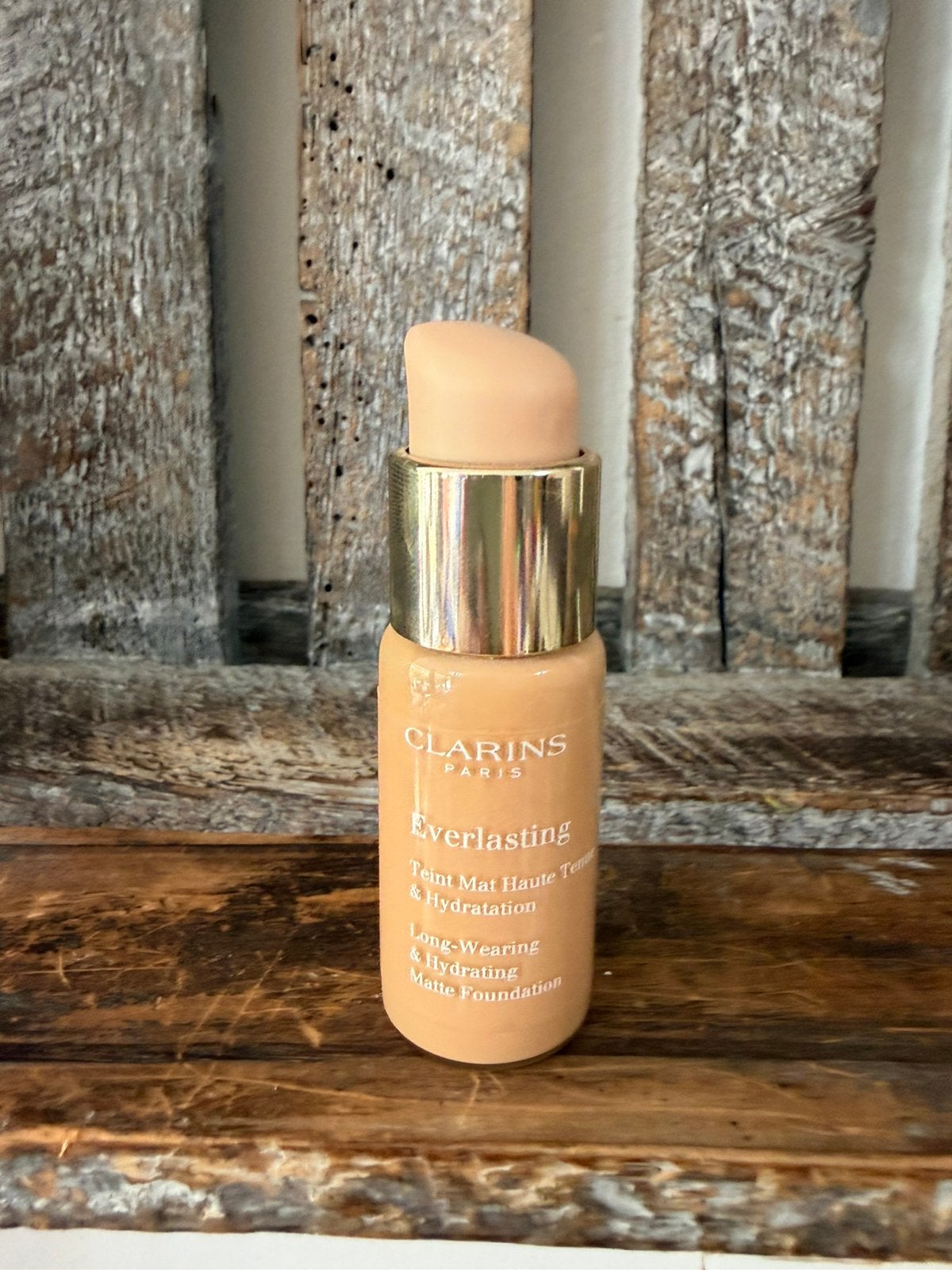 Clarins Everlasting Foundation 112.3N Sandalwood, Ophalen of Verzenden, Zo goed als nieuw, Beige, Gehele gezicht