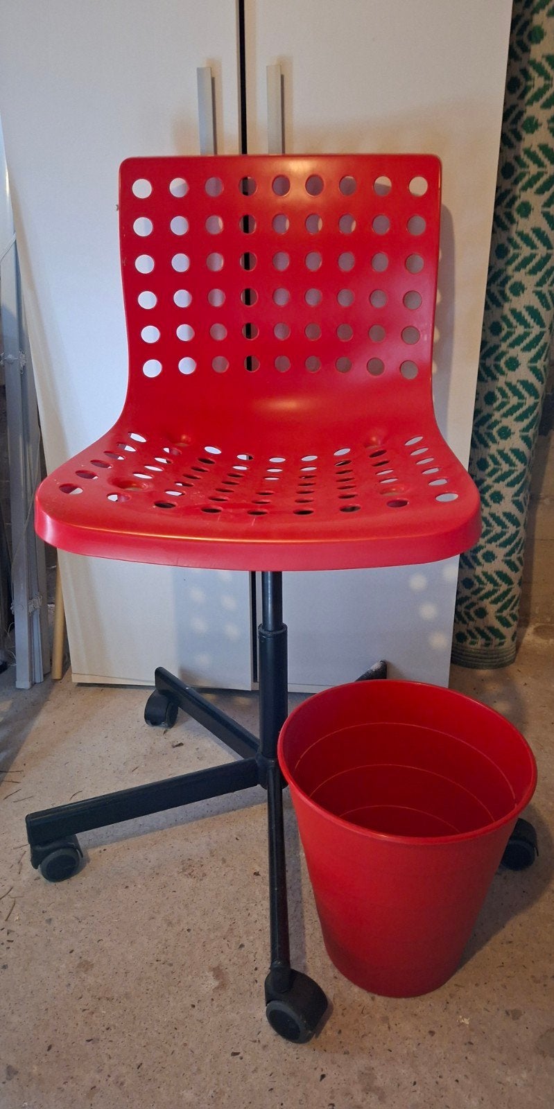 ikea bureaustoel + prullenbak rood, Ophalen, Gebruikt, Rood, Bureaustoel