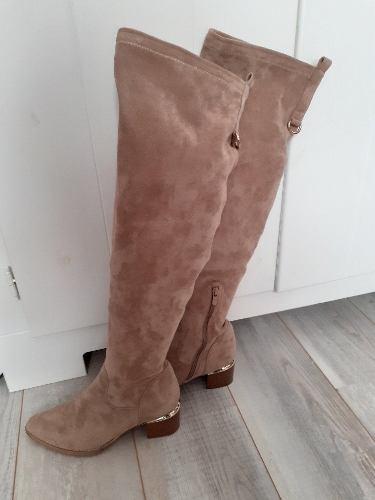 Prachtig beige suede overknee laarzen, maat 40, nieuwstaat!, Hoge laarzen, Beige, Ophalen of Verzenden, Zo goed als nieuw