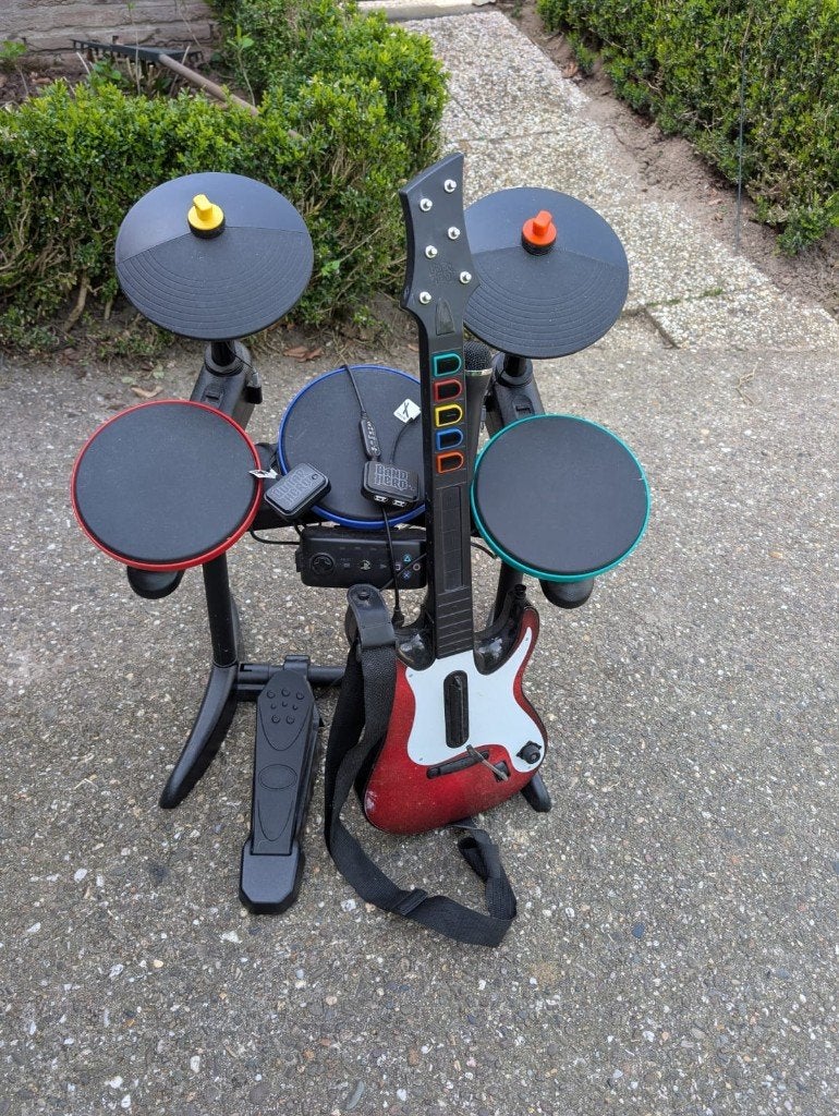 Band hero (Guitar hero) drumstel, gitaar en pedaal, Spelcomputers en Games, Games | Sony PlayStation 3, Ophalen, Muziek, 2 spelers