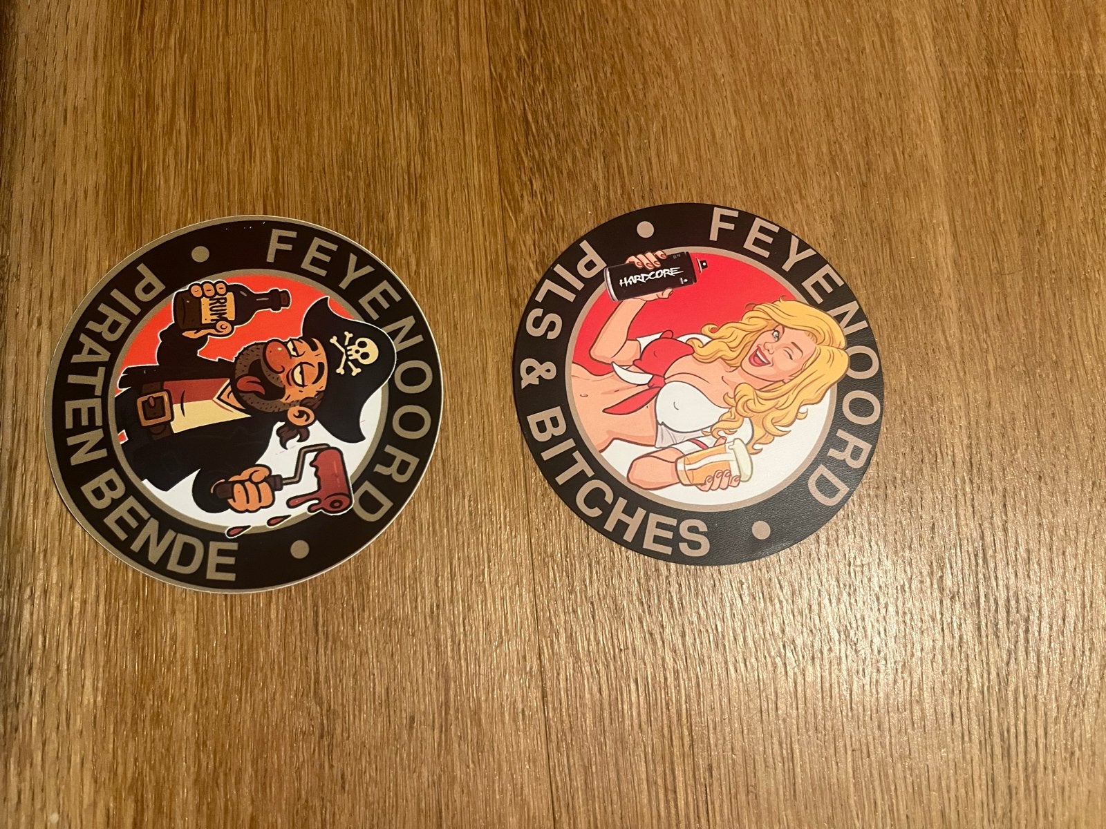 Feyenoord Stickers - Piratenbende & Pils & Bitches, Ophalen of Verzenden, Nieuw, Sport