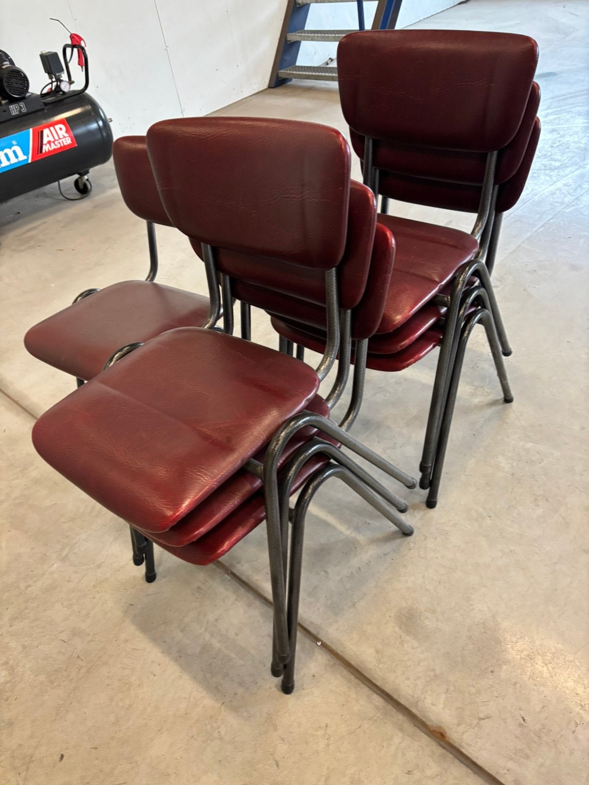 stapelbare stoelen met stalen frame vinyl zitvlak/rugleuning, Ophalen, Zo goed als nieuw, Overige kleuren, Vijf, Zes of meer stoelen
