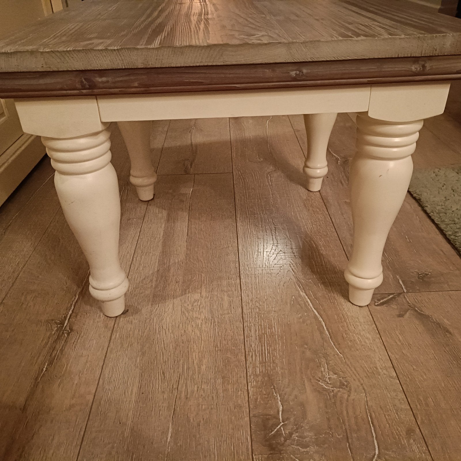 Salontafel met houten blad en witte poten, Gebruikt, 50 tot 100 cm, Vierkant, Minder dan 50 cm