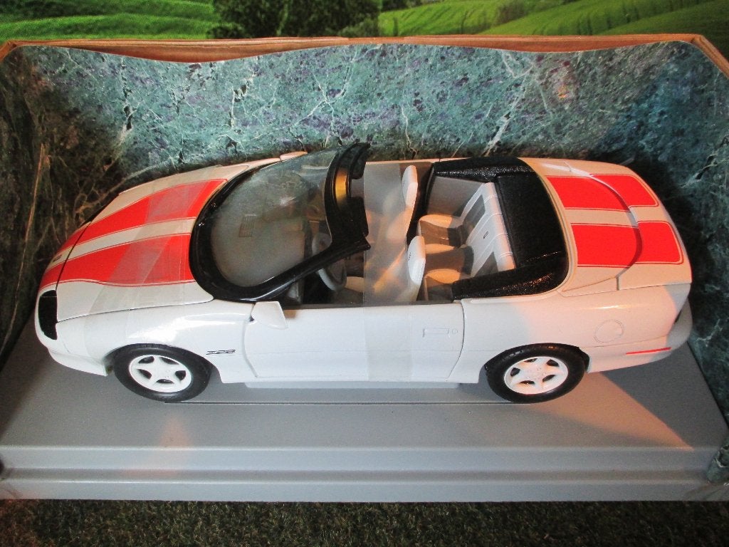 1/18 1996 Chevrolet Camaro Z28 Convertible - ERTL wit/oranje, Hobby en Vrije tijd, Ophalen of Verzenden, Nieuw, Auto, ERTL