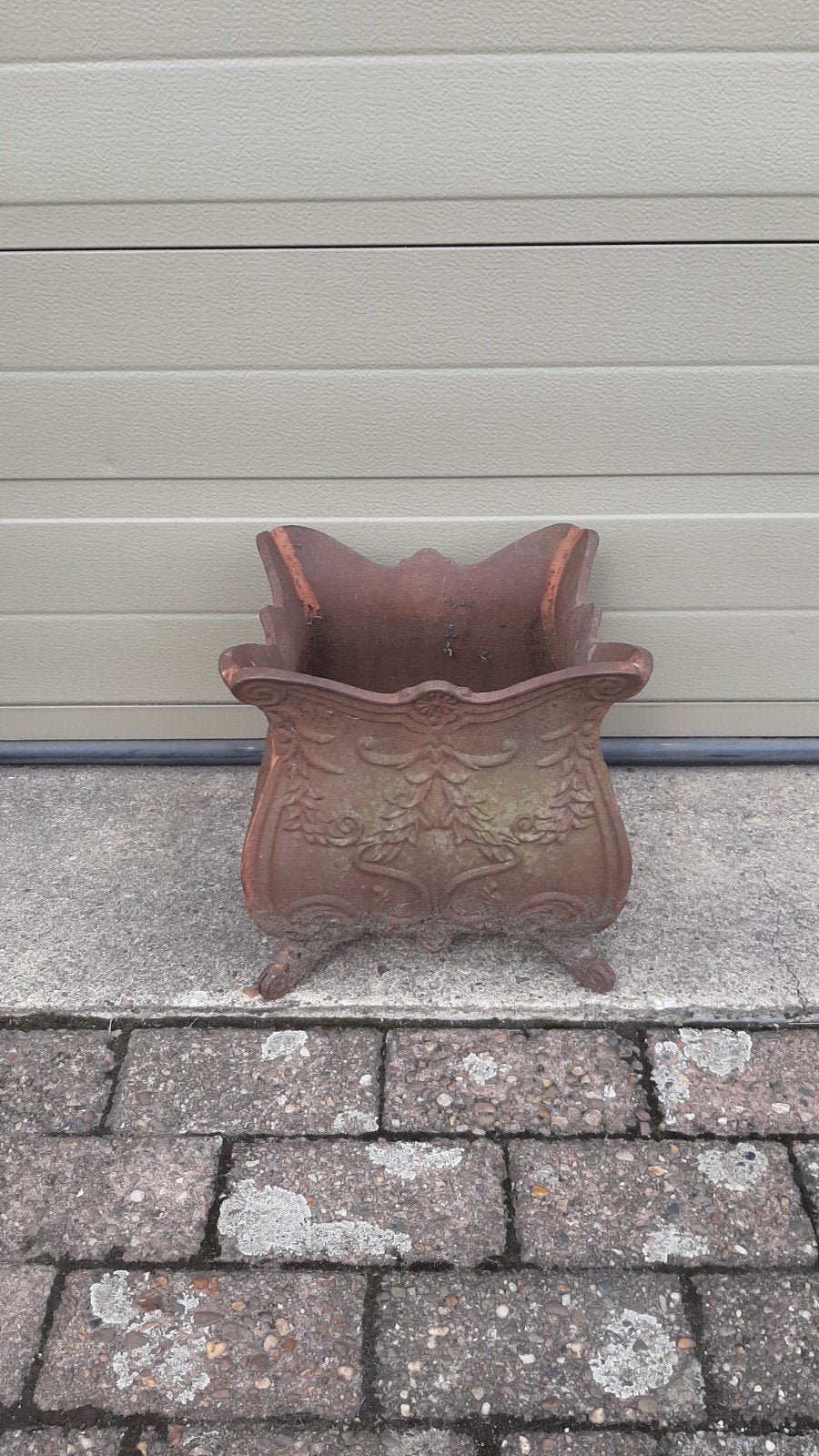 Decoratieve gietijzeren bloembak met reliëf, Tuin en Terras, Ophalen, Gebruikt, Minder dan 60 cm, Balkon
