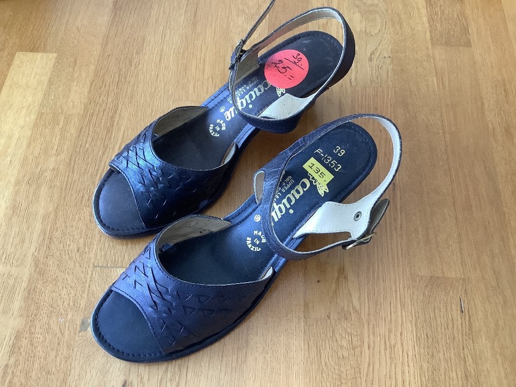 Sandalen Echt leer. Donkerblauw. NIEUW., Kleding | Dames, Schoenen, Blauw, Nieuw, Sandalen of Muiltjes, Ophalen of Verzenden
