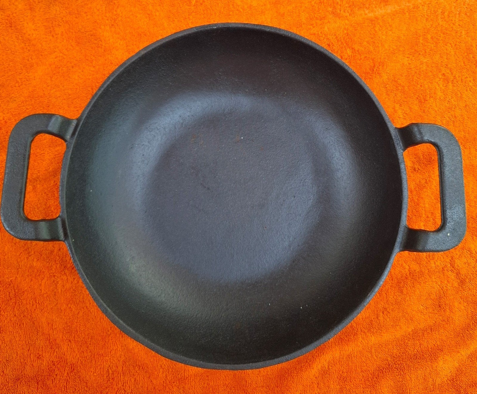 Gietijzeren Wok/Plancha voor BBQ, Green Egg, Kamado, Gietijzer, Ophalen of Verzenden, Zo goed als nieuw, Keramische plaat