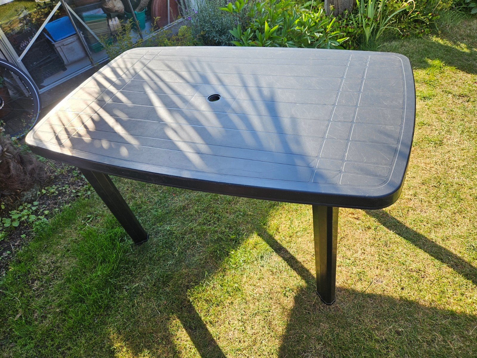 Donkere kunststof tuintafel met parasolgat, Ophalen, Gebruikt, Rechthoekig, Kunststof