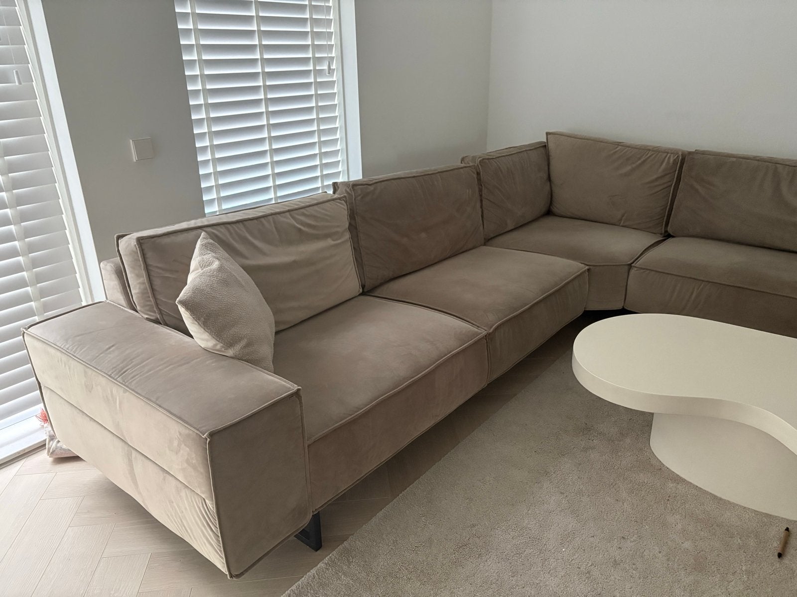 Luxe velvet hoekbank – Beige/Taupe – Zeer nette staat, Huis en Inrichting, Banken | Bankstellen, Ophalen, 250 tot 300 cm, 100 tot 125 cm