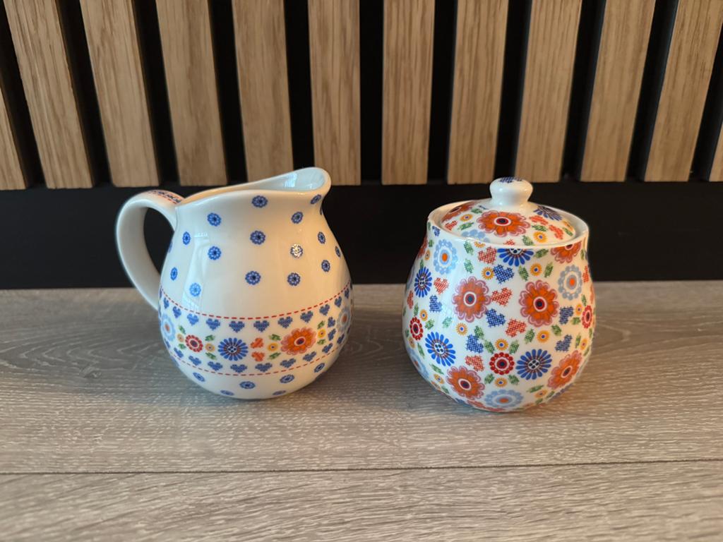 Melkkannetje en suikerpotje Yvon Jaspers kakelbont servies!, Huis en Inrichting, Ophalen of Verzenden, Porselein, Overige stijlen