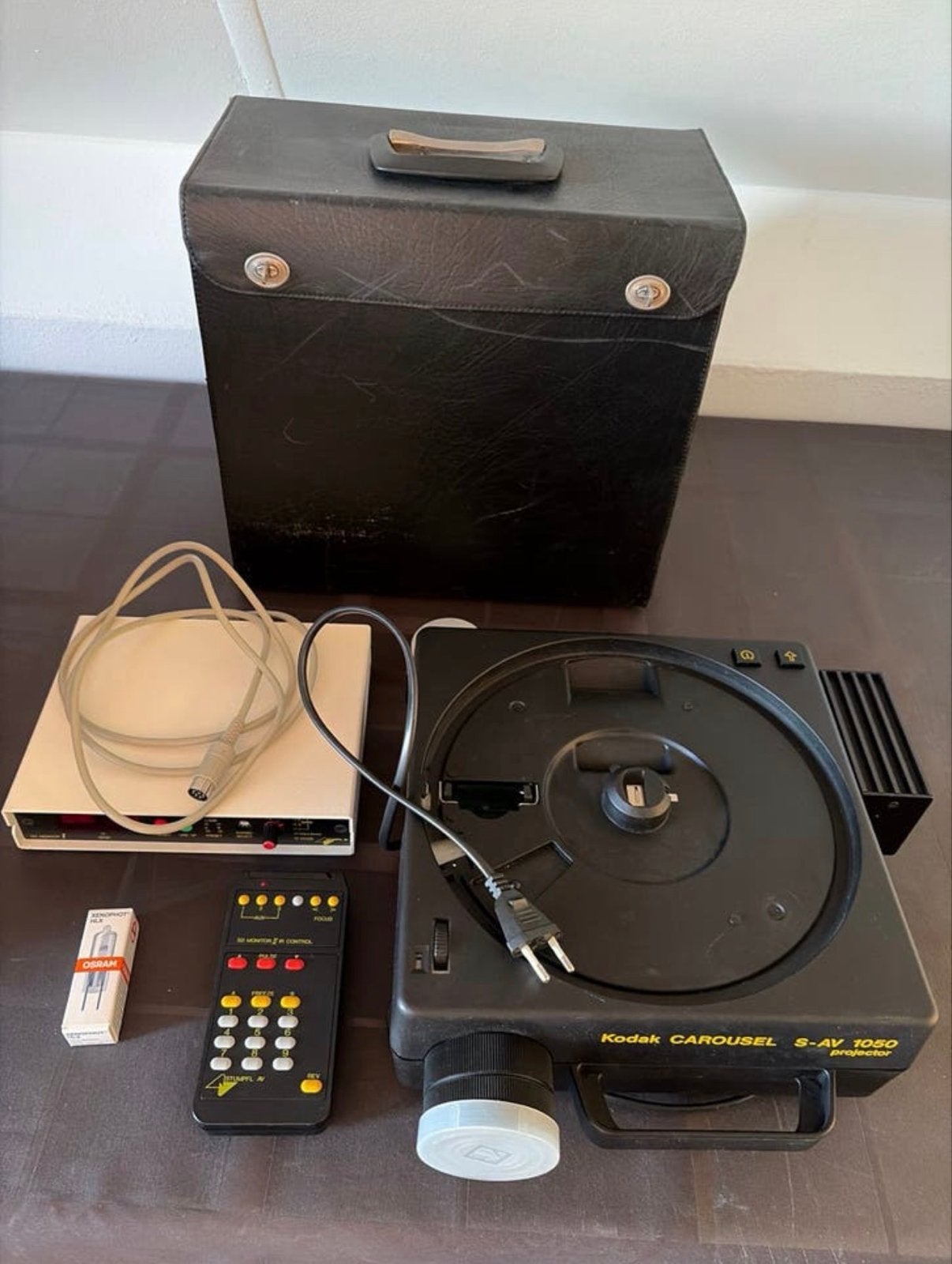 Kodak Carousel S-AV 1050 projector met accessoires, Ophalen of Verzenden, Gebruikt