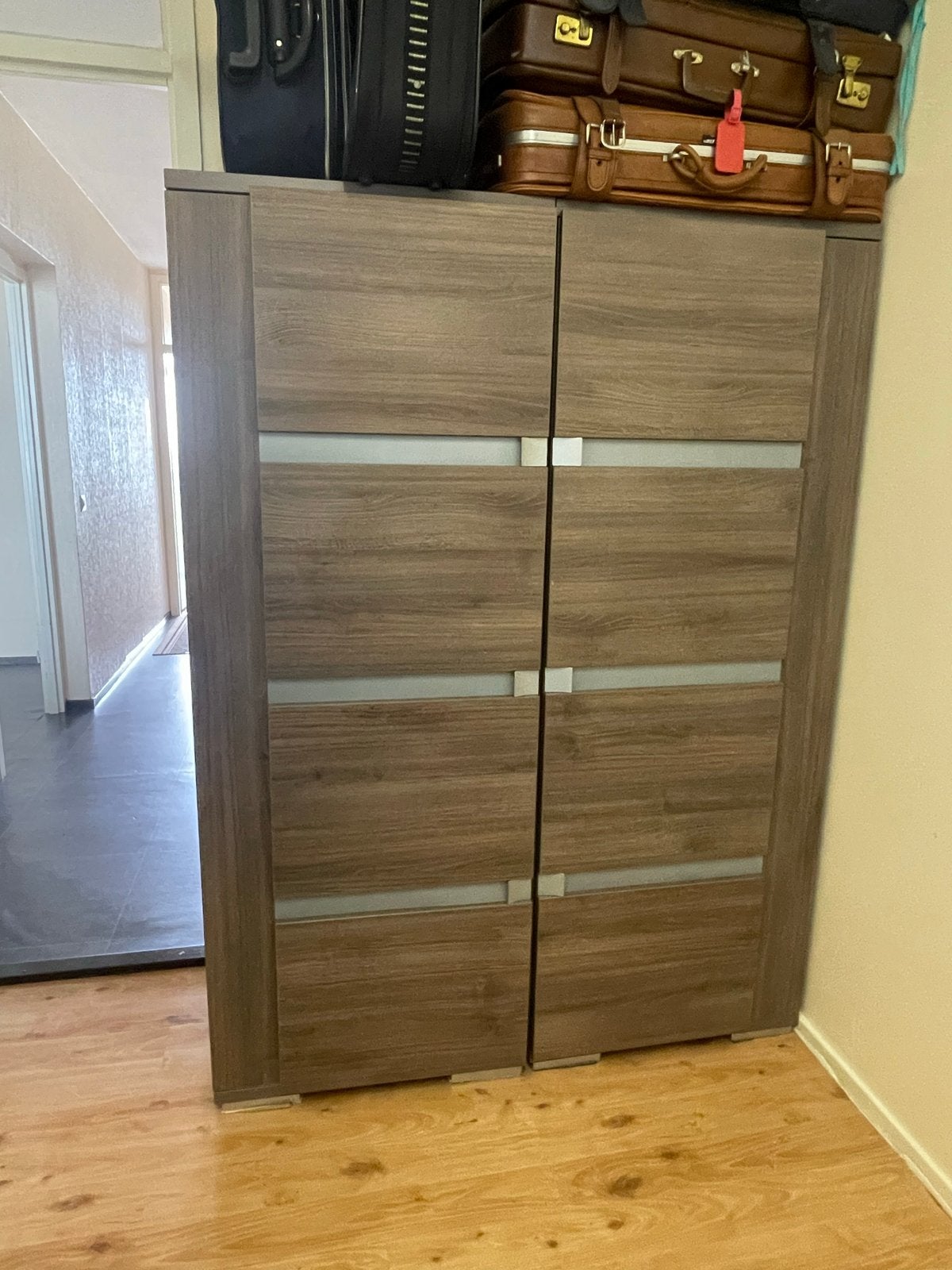 Moderne kledingkast met 2 deuren en planken, 100 tot 150 cm, Ophalen of Verzenden, Zo goed als nieuw, 25 tot 50 cm