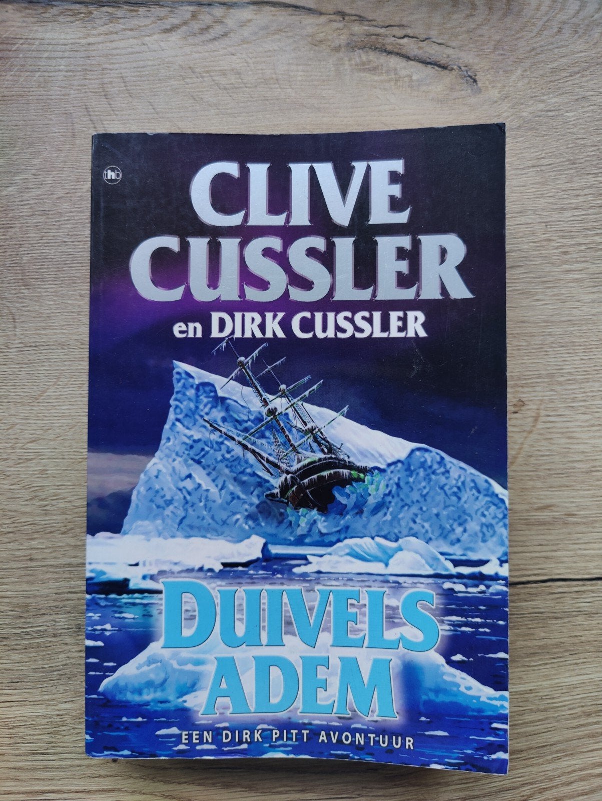 Clive Cussler - Duivels Adem (Dirk Pitt Avontuur), Boeken, Ophalen of Verzenden, Zo goed als nieuw