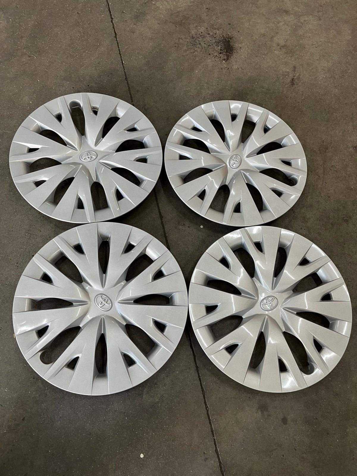 Toyota yaris originele wieldoppen 15 inch en stallen velgen, Ophalen, Zo goed als nieuw