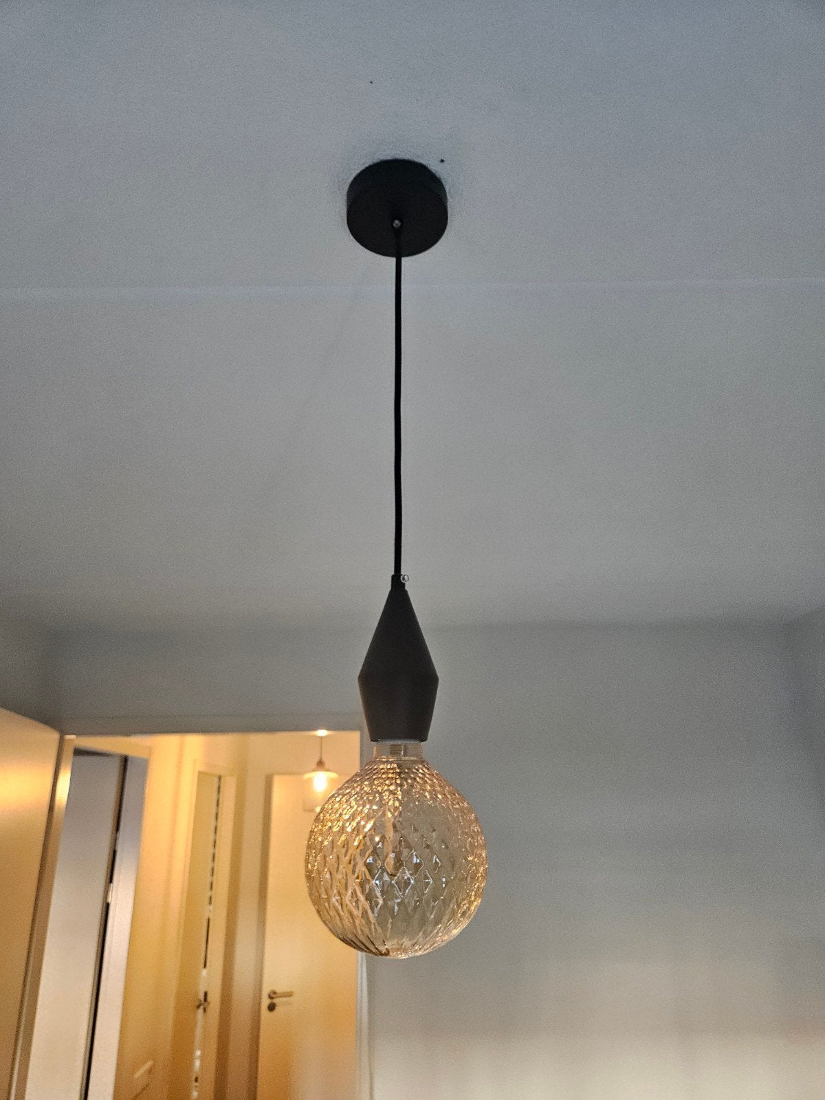 Moderne hanglamp met amberkleurige glazen bol, Huis en Inrichting, Ophalen, Modern, Industrieel, Sfeervol, Zo goed als nieuw, Glas