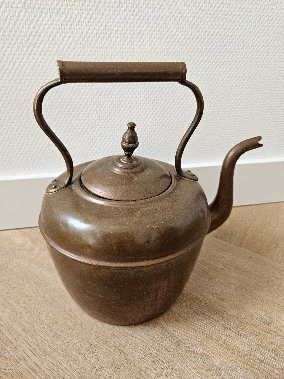 Antieke koperen theeketel met houten handvat, Ophalen of Verzenden