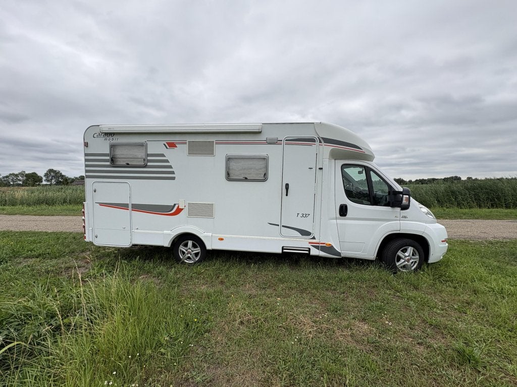 Carado T337-bj 2010-73.000km-4gordelplaatsen-lengtebedden, Airbags, Koelkast, Fiat, 6 tot 7 meter