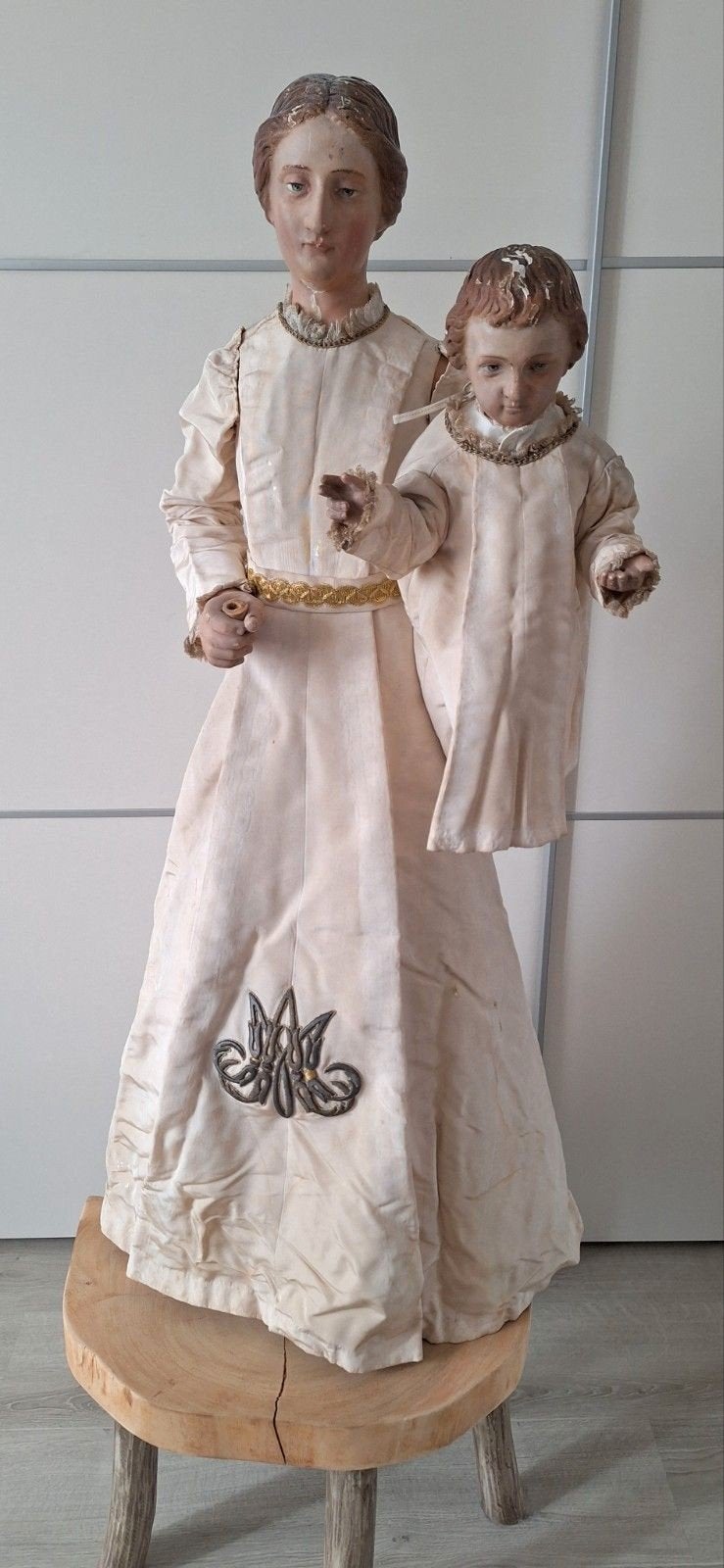 Oude Staakmadonna met kind originele kleding en kroon, Antiek en Kunst, Ophalen