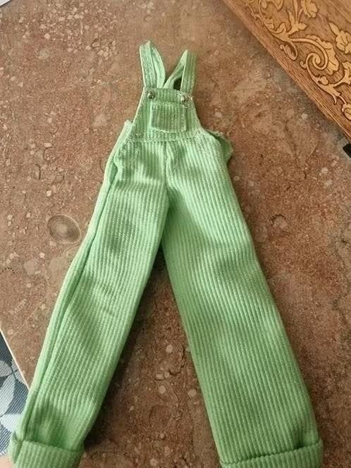 Groene ribfluwelen tuinbroek voor Barbie of pop 30 cm, Ophalen of Verzenden
