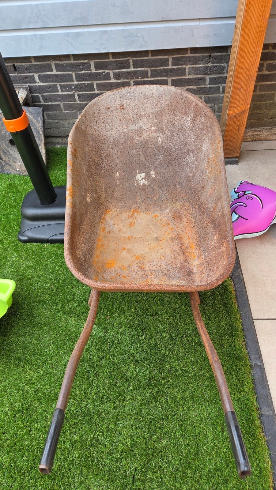 Oude roestige kruiwagen, Tuin en Terras, Kruiwagens, Ophalen, Onbekend, Handmatig, Gebruikt