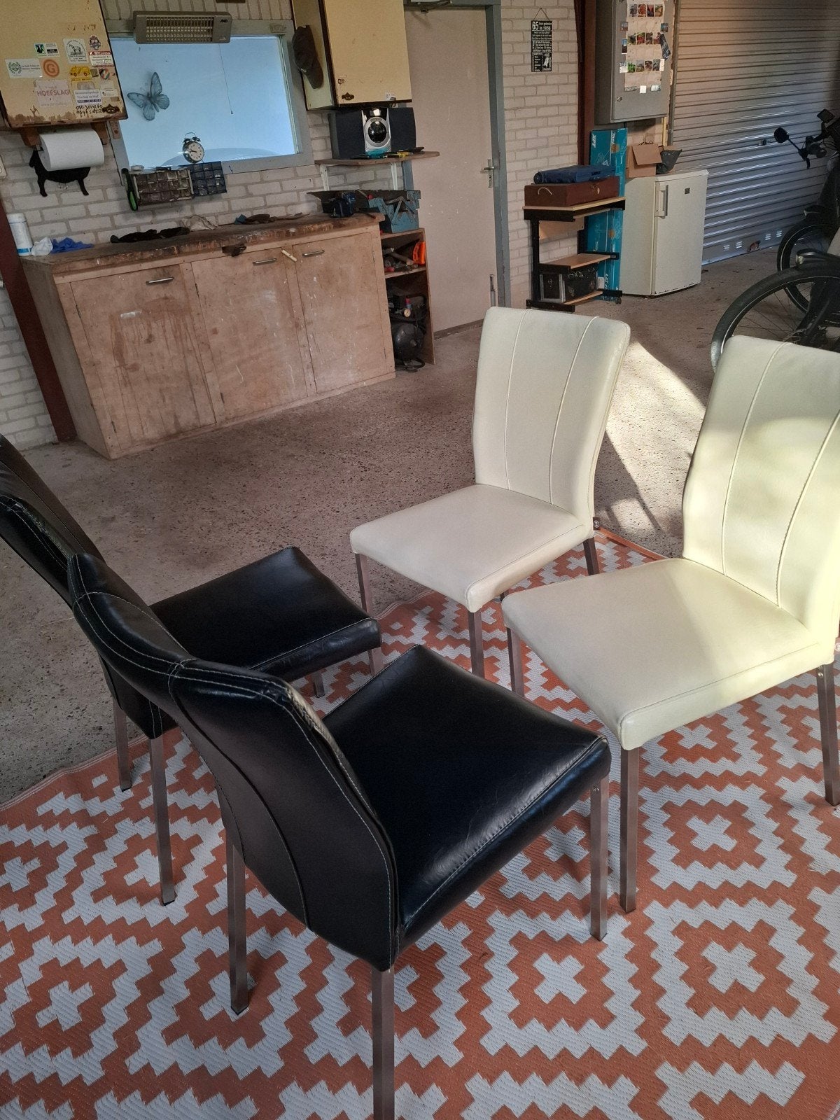 Set van 4 eetkamerstoelen: 2 zwart, 2 crème, Gebruikt, Zwart, Ophalen of Verzenden, Vier