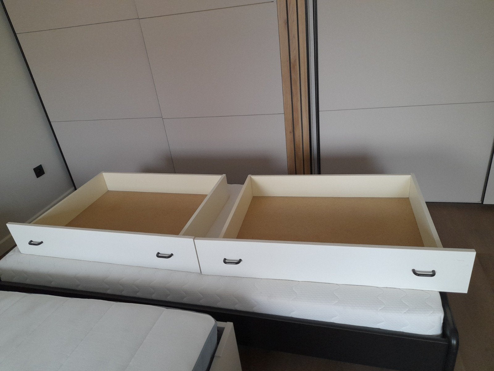 2x degelijke rolbedlades wit met zwarte handvat, Ophalen, Minder dan 55 cm, Hout, 65 cm of meer